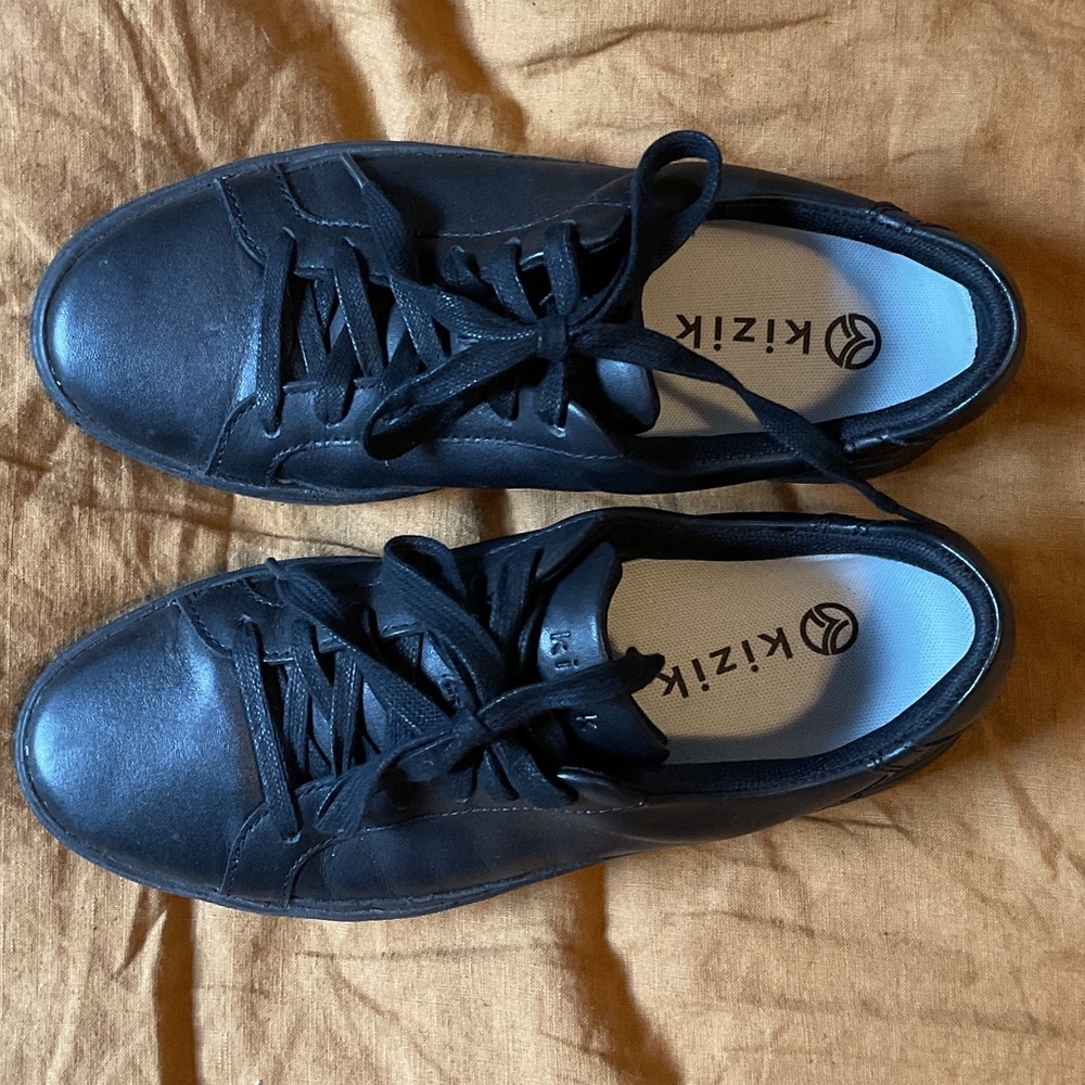 Black leather Kizik Vegas sneakers